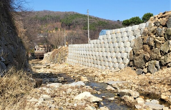 광교산소하천에 옹벽블럭을 설치한 모습.(사진=용인시)