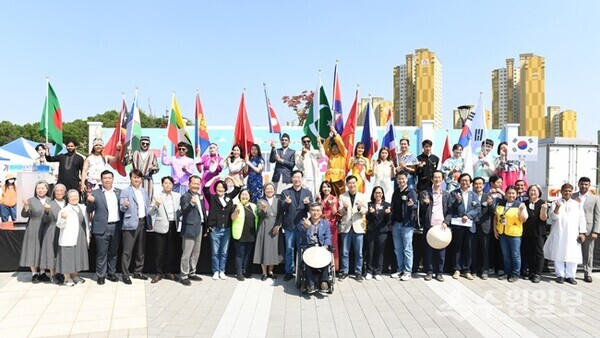 정명근 시장(앞줄 가운데)이 '화성시 세계인의 날' 행사에 참가한 내.외국인과 기념촬영을 하고 있다. (사진=화성시)