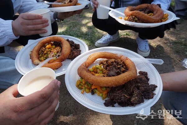 축제장에서 먹은 네팔 전통음식과 창. (사진=필자 김우영)