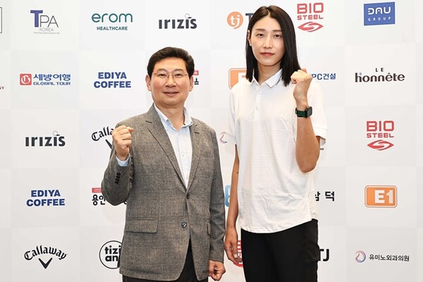 자선골프대회에 참석한 이상일 용인특례시장(왼쪽)과 배구선수 김연경.(사진=용인시)