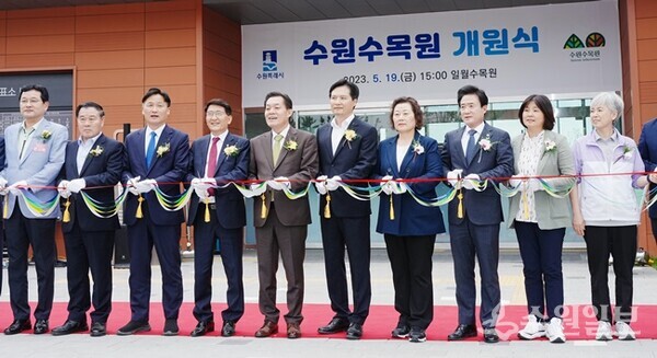 이재준 수원시장(오른쪽 6번째부터), 김기정 수원시의회 의장, 김영진 의원, 이재식 수원시의회 부의장, 홍순주 수원시새마을회 회장 등이 개원식에서 기념 테이프를 자르고 있다. (사진=수원시)