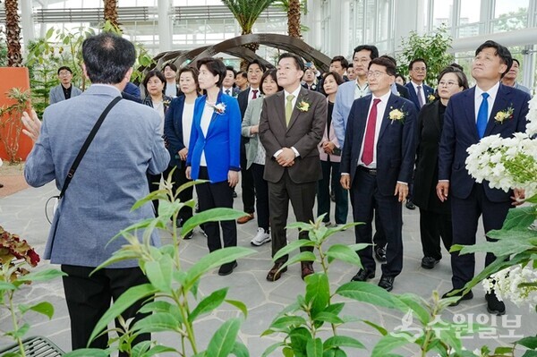 이재준 수원시장(오른쪽 3번째) 등이 일월수목원을 둘러보고 있다. (사진=수원시)