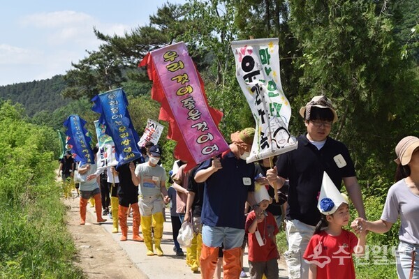 풍년기원 행진을 하는 유치원생과 학부모. (사진=이용창 작가)