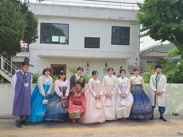 일본 여행사 관계자 등이 수원에서 한복을 입고 기념촬영을 하고 있다.(사진=경기도)
