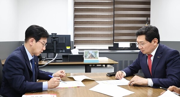 이상일(오른쪽) 용인시장이 서울 정부종합청사에서 최상대 기획재정부 제2차관을 만나 용인의 주요 사업에 대한 정부의 내년도 예산 지원을 요청했다..(사진=용인시)