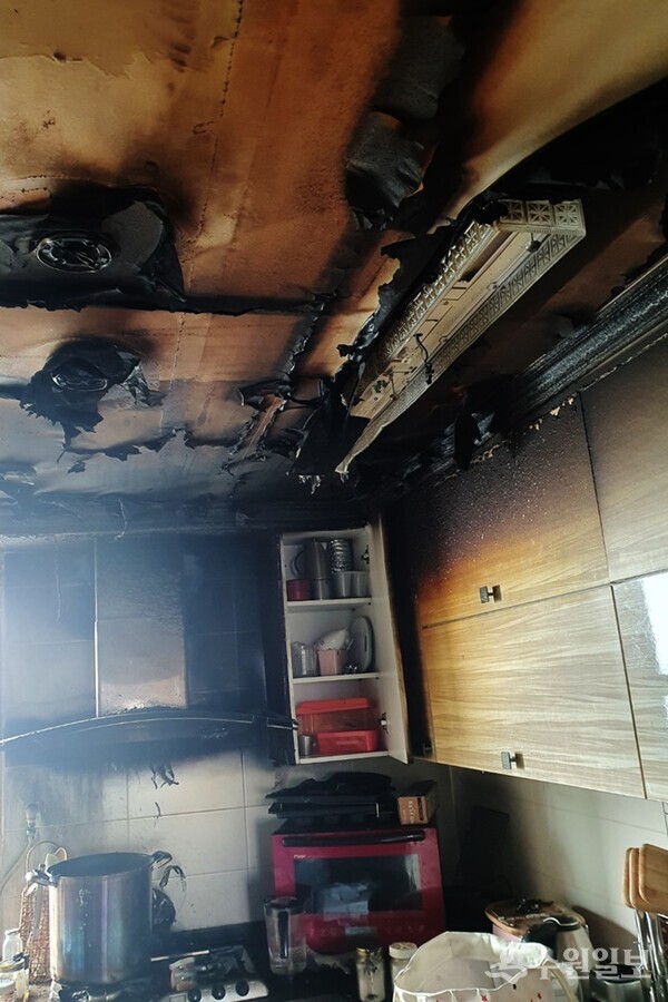 지난 2월 화재 사고로 불에 탄 주방의 모습.