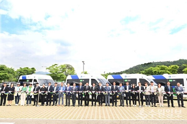 이재준 시장과 개통식 참석자들이 기념테이프를 자르고 있다. (사진=수원시)