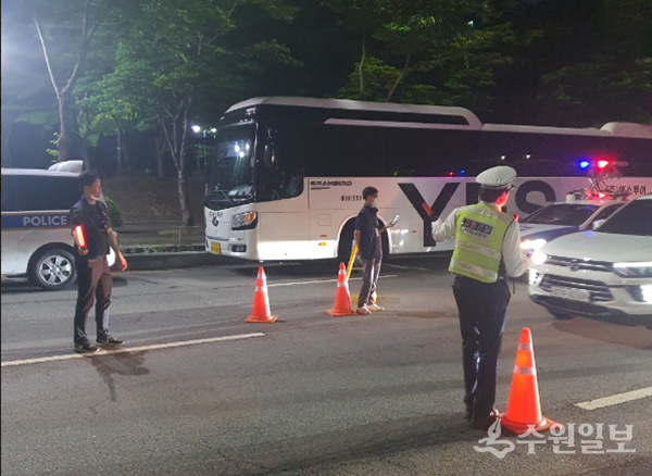 수원시 관계자가 경찰과 협업해 체납차량을 단속하고 있다. (사진=수원시)