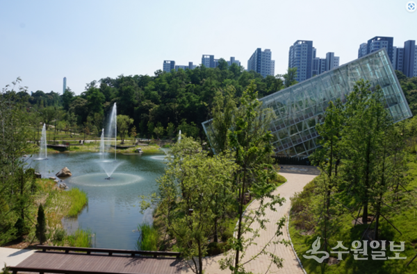 영흥수목원 온실과 연못. (사진=필자 김우영)