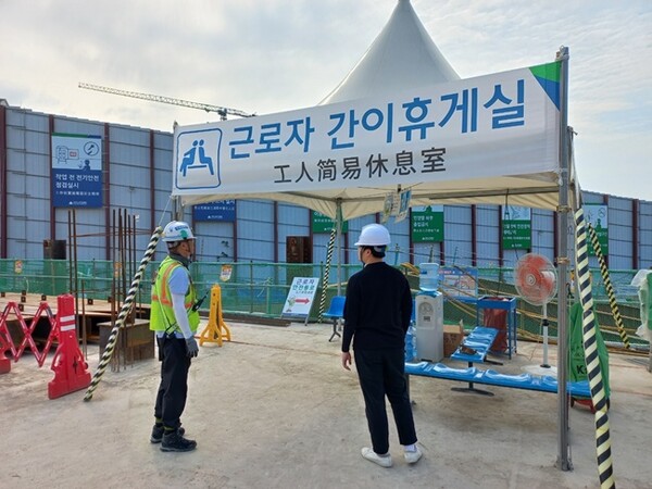 용인시가 폭염을 앞두고 건설 근로자 안전을 위해 휴게시설을 점검한다.(사진=용인시)