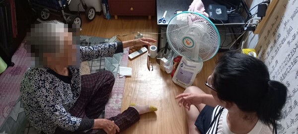 어르신을 돌봄하고 있는 모습.(사진=용인시)