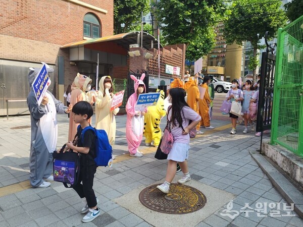 수원 매탄초교 또래상담 동아리 학생들이 등굣길에서 '생명존중 친구사랑 캠페인'을 펼치고 있다. (사진=매탄초교)
