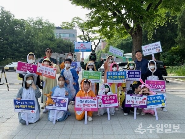 등굣길 생명존중 친구사랑 캠페인을 펼친 또래상담 동아리 학생들이 기념촬영을 하고 있다. (사진=매탄초교)