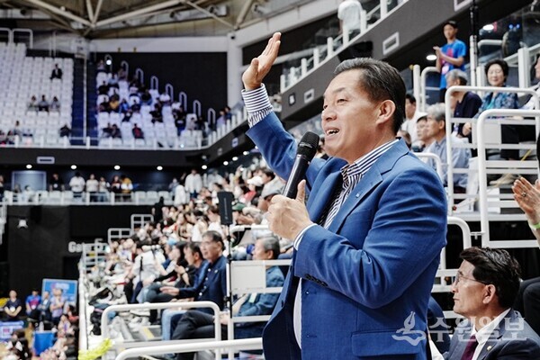 이재준 수원시장이 관객들에게 인사하고 있다. (사진=수원시)