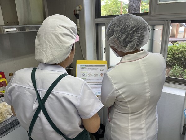 용인시가 사회복지급식관리지원센터를 본격적으로 운영한다.센터 관계자(오른쪽)가 시설 조리원을 대상으로 식단 관련 조언을 하고 있다.(사진=용인시)