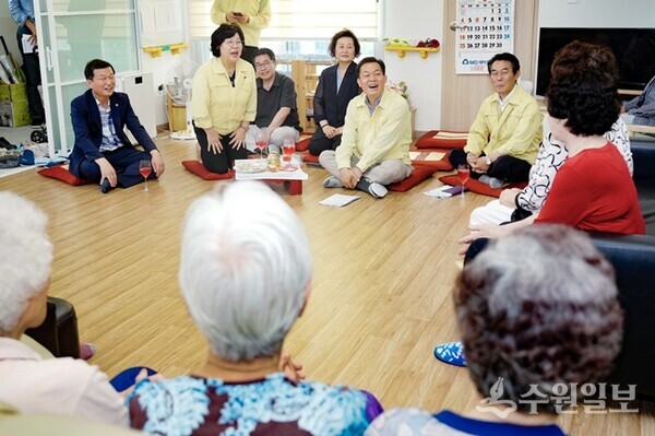 지난 6월28일 남수동 일원에서 찾아가는 현장시장실을 연 이재준 수원특례시장이 어르신들과 대화를 나누고 있다.(사진=수원시)