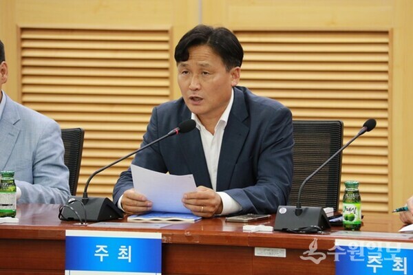 김영진 의원이 ‘도심지 야생동물과의 공존 방안 마련을 위한 토론회'에서 인사말을 하고 있다. (사진=김영진 의원 사무실)