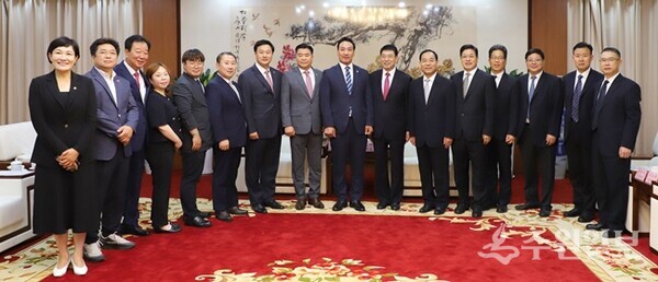 경기도의회 중국 산둥성 친선의원연맹 소속 의원들이 중국 산둥성 인민대표대회 상무위원회를 공식 방문, 기념촬영을 하고 있다. (사진=경기도의회)