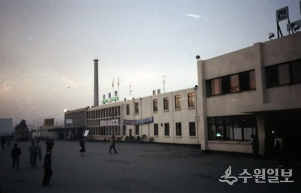 한국전쟁 이후 새로이 건축한 수원역사. 1961년 9월 20일 완공됐다. (사진=수원시)
