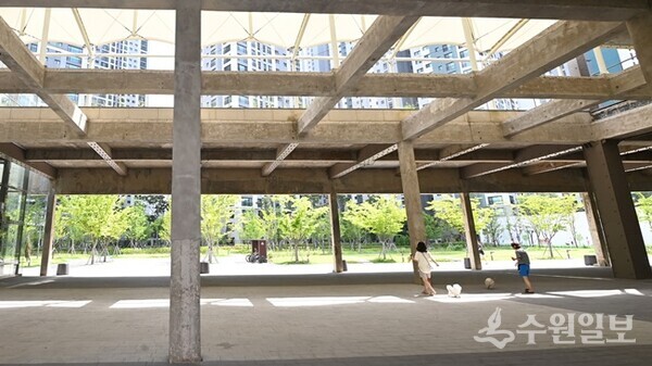 담배공장의 규격화된 공간과 오래된 콘크리트 기둥 및 보를 최대한 살려 리모델링한 111CM의 구조물.(사진=수원시)