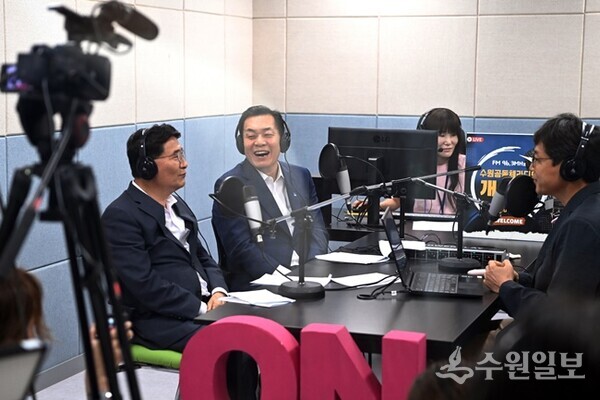 이재준 수원시장(왼쪽 두번째)과 김기정 수원시의회 의장(왼쪽 첫번째)가 개국방송에 출연해 인터뷰하고 있다. (사진=수원시)