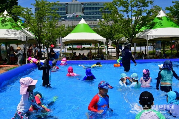어린이들이 수원시청 맞은편 올림픽공원에 마련된 무료 물놀이장에서 물놀이를 하고 있다.(사진=수원시)
