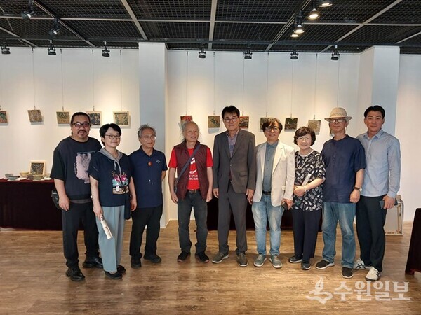 수원시인협회와 함께한 시도자전 개막식에서 참석 시인들과 기념 촬영하고 있는 김용문교수.(사진=필자제공)