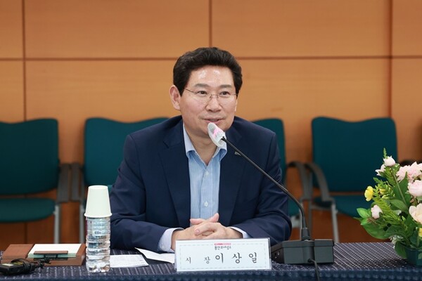 이상일 용인특례시장이 지난 27일 강원도 속초시와의 자매결연식에서 인사말을 하고 있다.(사진=용인시)