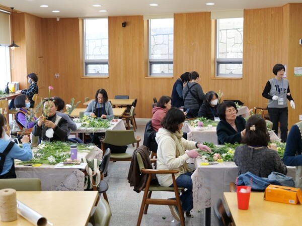 용인특례시가 내달 21일부터 시민을 대상으로 치유 원예 교육을 진행하고 참여 인원을 모집한다. 사진은 상반기 교육 모습.(사진=용인시)