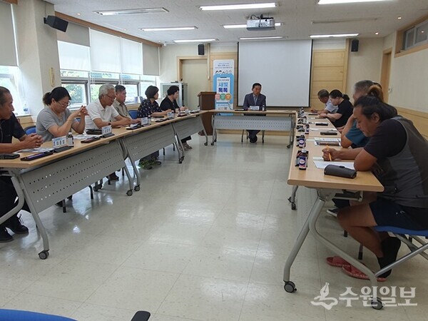 수원시 농업기술센터가 농업인 단체와 간담회를 열고 있다.(사진=수원시)
