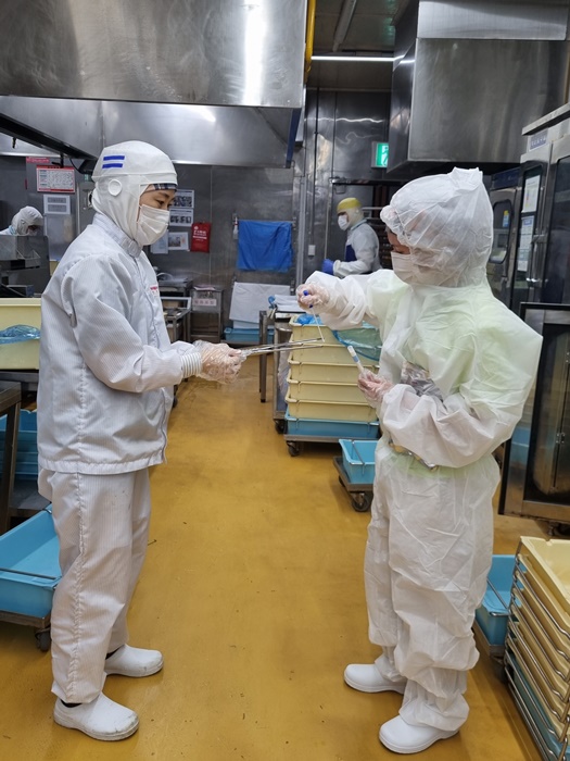 용인시 관계자가 도시락 제조업소에서 하절기 식중독 예방을 위한 특별 점검을 하고 있다.(사진=용인시)
