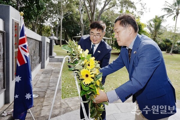 이재준 시장이 3일 퀸즐랜드주 한국전쟁기념비를 찾아 헌화하고 있다.(사진=수원시)