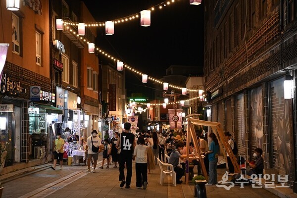 수원시의 여름밤을 즐길 수 있는 수원 문화재 야행이 진행된 행궁동 일대를 시민들이 즐기고 있다.(사진=수원시)