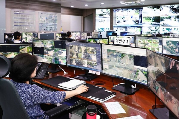 용인시 청사 10층에 위치한 방범 CCTV 관제센터 전경.(사진=용인시)