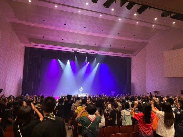 잼버리 대원들이 9일 용인문화예술회관에서 공연을 관람하고 있다.(사진=용인시)
