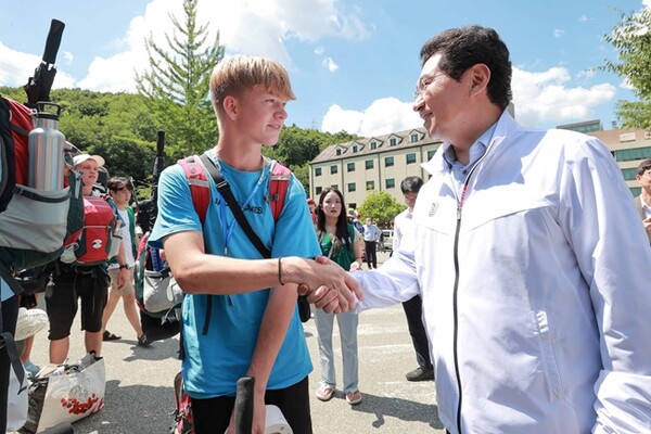 이상일 용인특례시장이 지난 8일 잼버리 대원의 임시숙소인 명지대를 찾아 대원들과 인사를 나누고 있다.(사진=용인시)