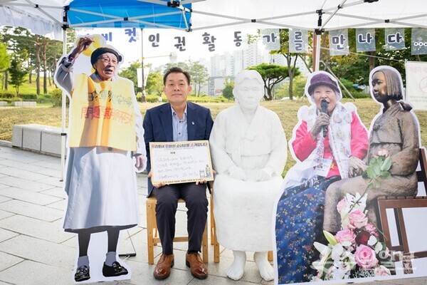 지난 13일 장안공원에서 열린 ‘제11차 세계 일본군 ‘위안부’ 피해자 기림일 행사에 참석한 이재준 수원특례시장이 기념촬영을 하고 있다. (사진=수원시)
