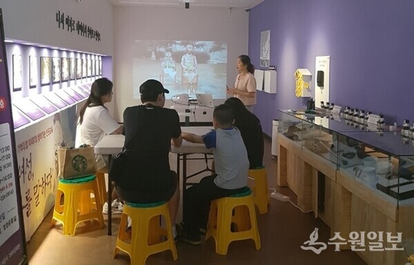 수원평화나비가 용담 안점순 기억의 방에서 인권교육을 진행하고 있다. (사진=수원시)