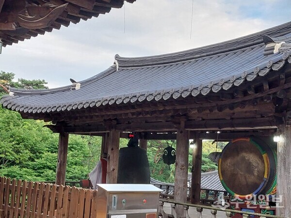 팔공산 동화사의 범종과 법고.
