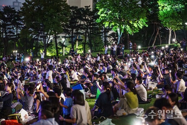 잔디밭 음악회를 찾은 시민들. (사진=수원시)