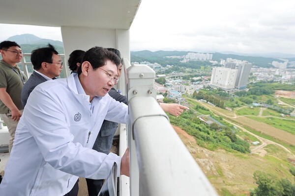이상일 용인특례시장이 29일 삼가2지구 민간임대주택 현장을 찾아 대체도로 조성 부지를 점검하고 있다.(사진=용인시)
