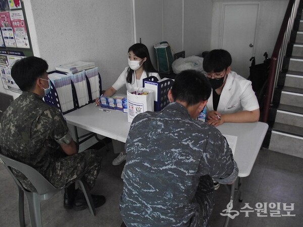 한국건강관리협회 경기도지부가 해군 2함대에서 장병들을 대상으로 찾아가는 금연클리닉을 운영하고 있다. (사진=건협 경기도지부)