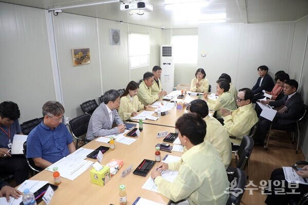수원시의회 도시환경위원회가 공사 현장을 방문, 관계자들과 논의 하고 있다.(사진=수원시의회)