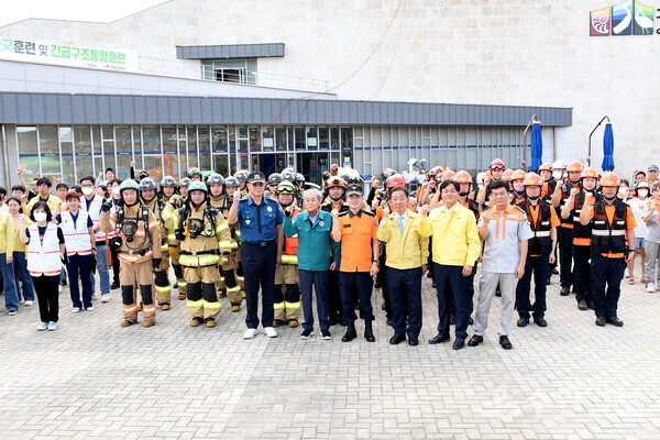 강화군이 유관기관과 함께 2023년 재난대응 안전한국훈련을 실시한뒤 기념 촬영하고 있다.(사진=강화군)