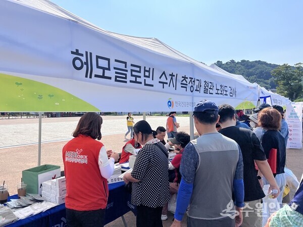 한국건강관리협회 경기도지부 관계자들이 찾아가는 건강캠페인을 펼치고 있다. (사진=건협 경기도지부)