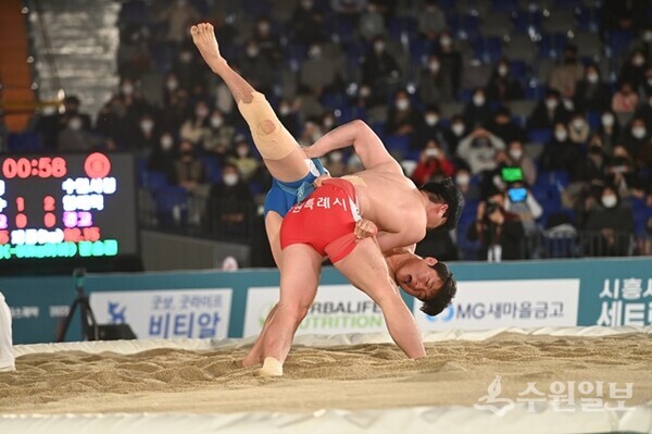 수원에서 열린 2022 설날장사씨름대회 결승에서 경기를 하고 있는 임태혁 선수 모습. (사진=수원시)