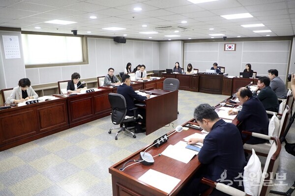 수원특례시의회 377회 임시회의 에서 의원들이 조례안 등 안건심사를 하고 있다.(사진=수원시의회)