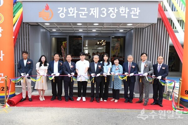 유천호 강화군수(가운데)가 서울 제3장학관 개관식에서 지역내빈,  입사생 및 학부모 등과 기념테이프를 자르고 있다. (사진=강화군)