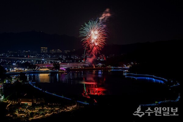 10일 ‘제19회 의왕백운호수축제’의 대미를 장식하는 풀꽃놀이가 펼쳐지고 있다. (사진=의왕시)