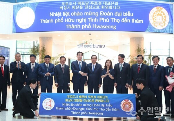 정명근 화성시장(가운데)이 베트남 푸토성 방문단과 기념촬영을 하고 있다. (사진=화성시)
